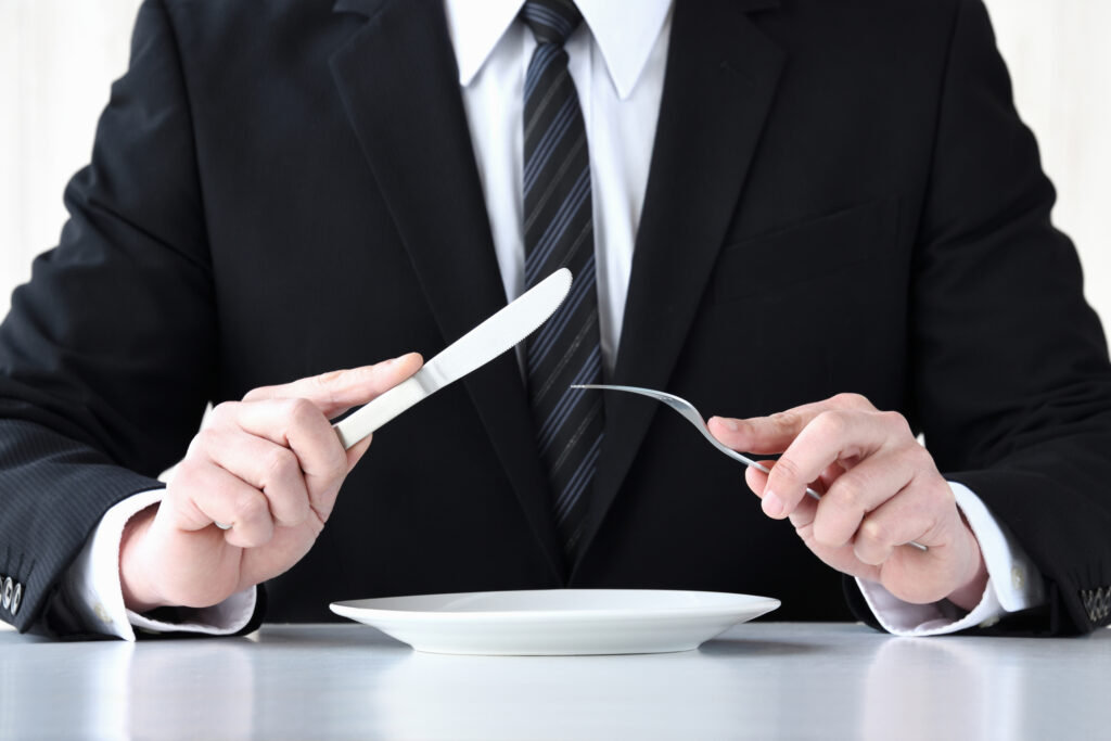 「食べる」の敬語は「召し上がる」|ビジネスでの誤解を避ける方法 | プログレスガイド|株式会社ディーモ