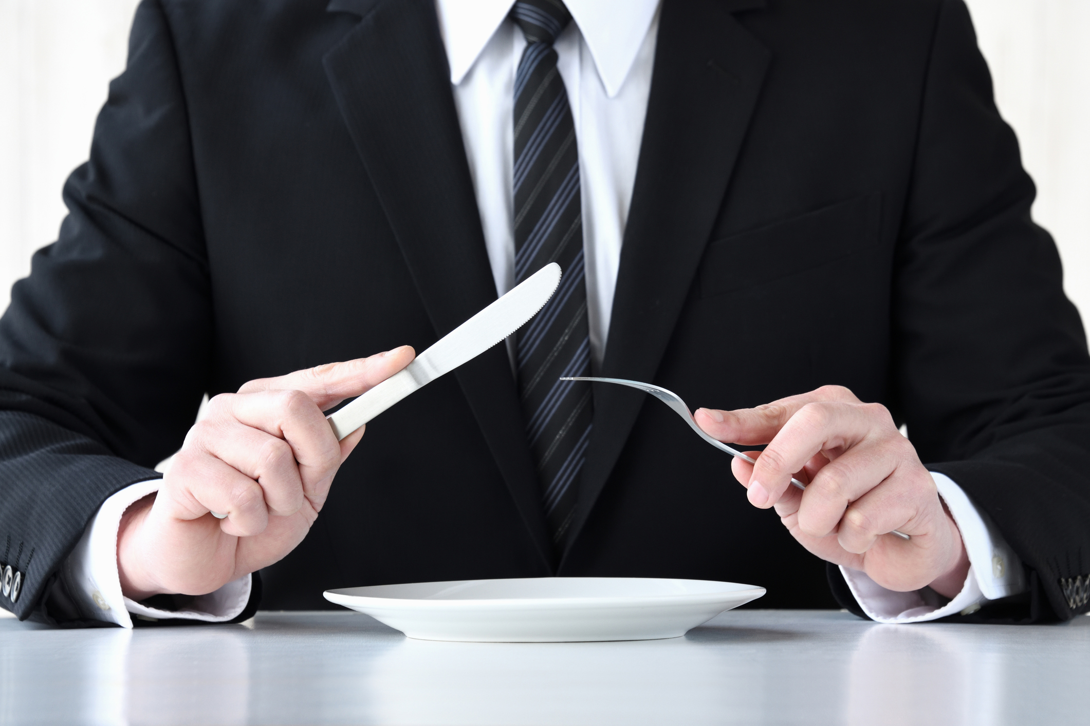 「食べる」の敬語は「召し上がる」｜ビジネスでの誤解を避ける方法